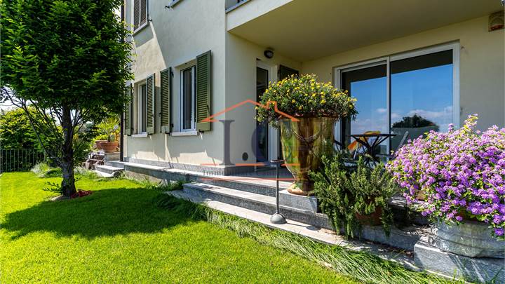 Inverigo appartamento panoramico con giardino
