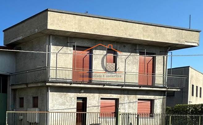 CANTU' PORZIONE DI CASA CON GIARDINO DA RISTRUTTURARE