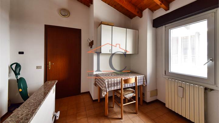 OLTRONA S. MAMETE: BILOCALE SU DUE LIVELLI CON INGRESSO INDIPENDENTEIN CENTRO STORICO