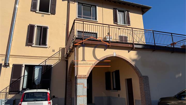 CANTU' BILOCALE ARREDATO CON POSTO AUTO E SPAZIO ESTERNO