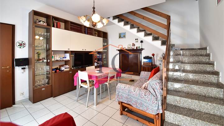 OLTRONA PORZIONE DI CASA IN CORTE SU DUE LIVELLI CON BOX