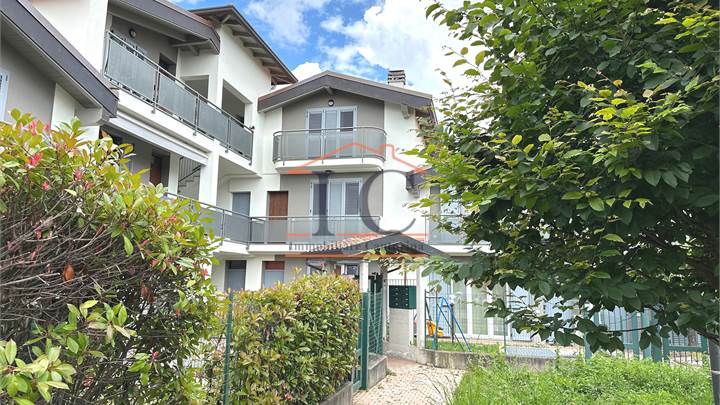 TRADATE TRILOCALE SU DUE LIVELLI CON CANTINA E BOX