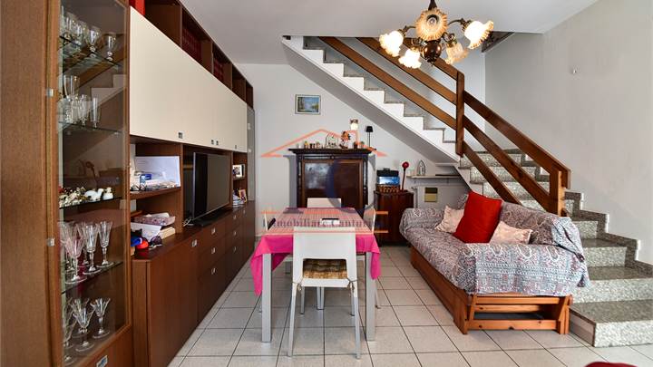 OLTRONA SAN MAMETE PORZIONE DI CASA IN CORTE CON BOX