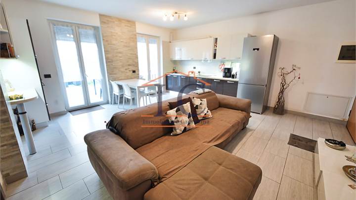 Cantù a due passi dal centro a piedi Trelocali con giardino e box doppio