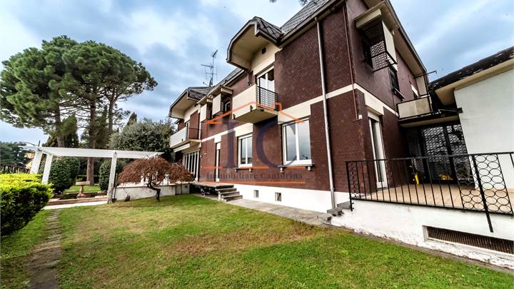 INVERIGO GRANDE VILLA SINGOLA CON PISCINA 