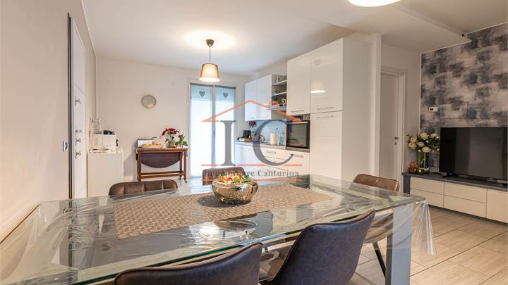 Cantù trilocale moderno con terrazzi e aarredo compreso