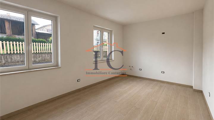 LOMAZZO MANERA NUOVO BILOCALE  IN CORTE CON POSTO AUTO