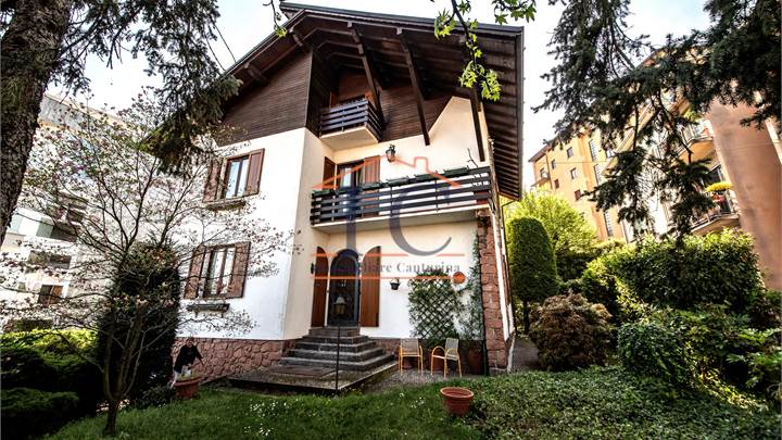 Cantù grande Villa in zona collinare panoramica