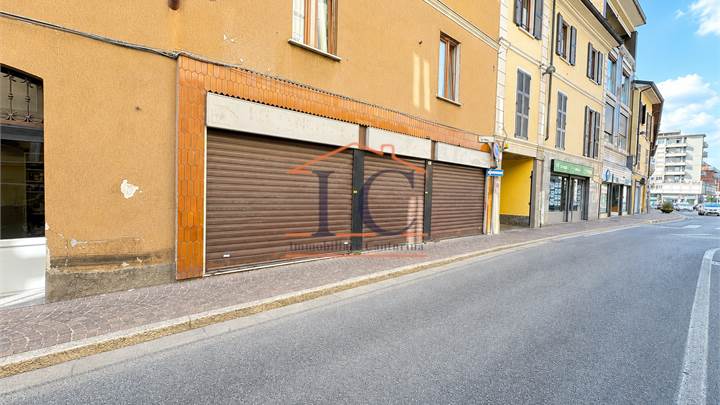 CANTU' PIANELLA NEGOZIO/UFFICIO CON TRE VETRINE 