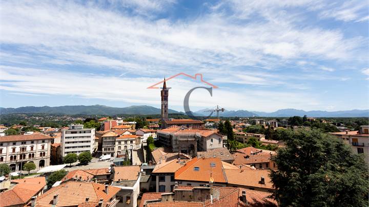 ATTICO DI PRESTIGIO CON TERRAZZA PANORAMICA DI 200 MQ NEL CENTRO DI CANTÙ
