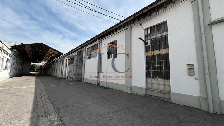 Fenegrò Capannone di media dimensione