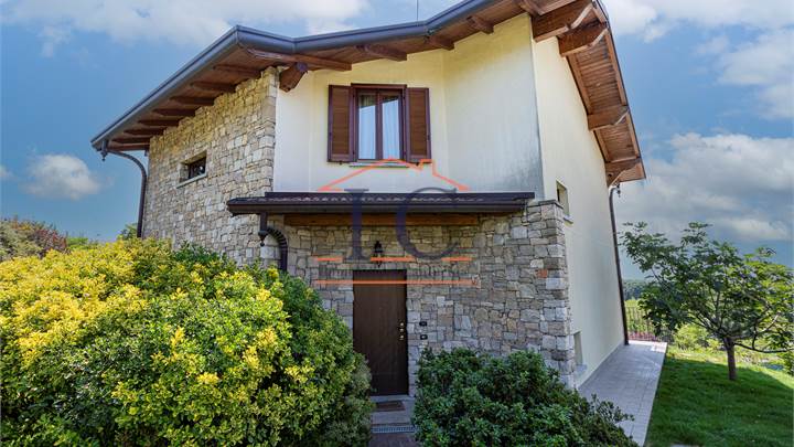 CAPIAGO INTIMIANO: VILLA INDIPENDENTE CON GIARDINO, PORTICO E BOX DOPPIO