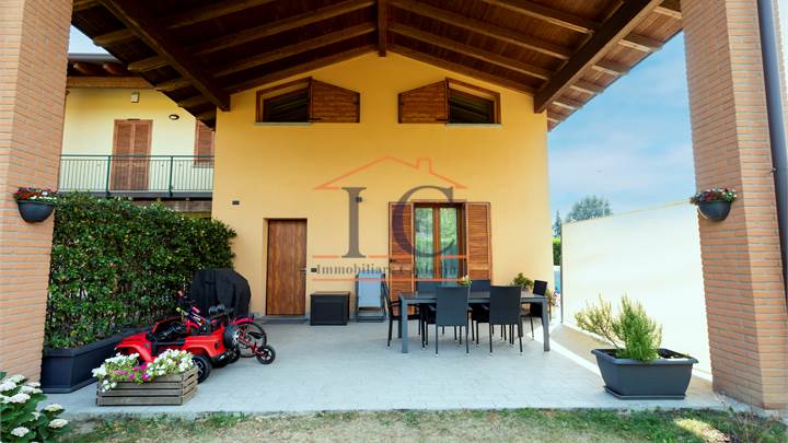 ALSERIO: VILLA DI TESTA CON AMPIO GIARDINO, PORTICO E BOX DOPPIO