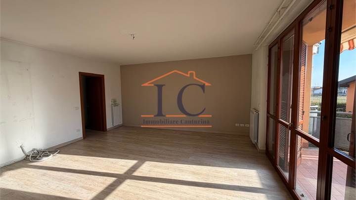 ROVELLASCA  BILOCALE CON TERRAZZO, BOX DOPPIO E CANTINA