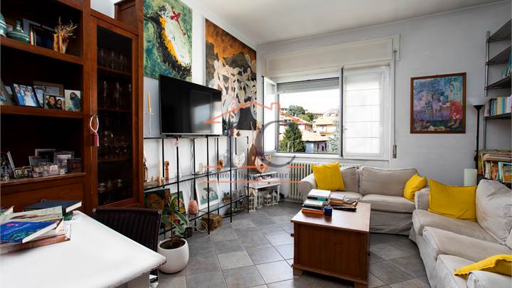 Cantù Zona Ospedale -  Ampio appartamento con 4 camere