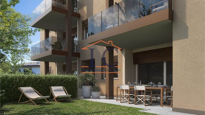  ERBA NUOVO TRILOCALE CON PORTICO E GIARDINO 